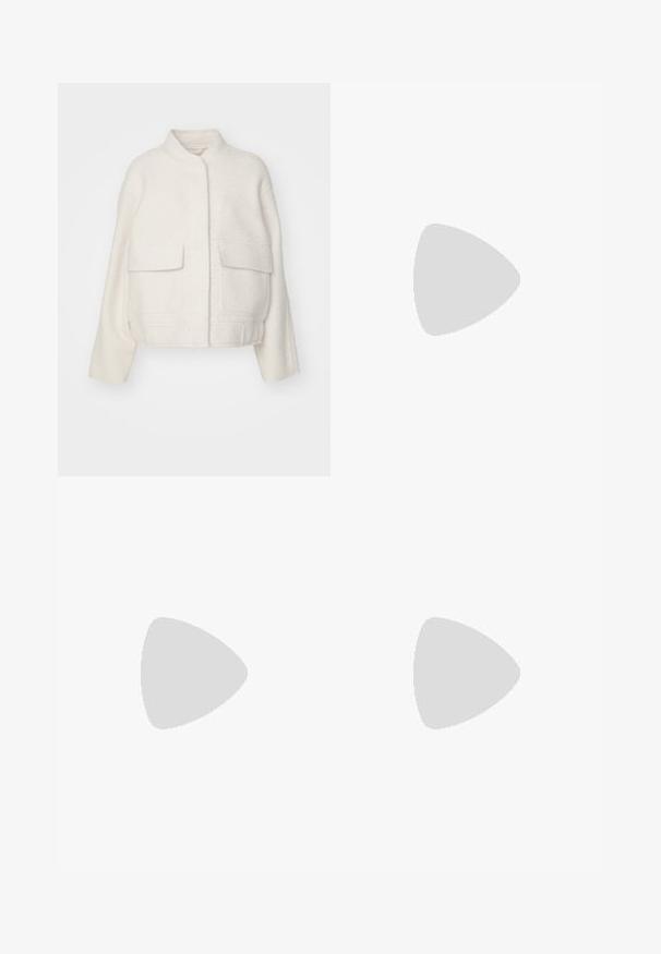 Hvid cropped jakke i en tekstureret uldblanding, med en mandarin krave og to frontlommer med klap. Enkel og moderne design.; Hvid langærmet turtle-neck top lavet af glat, strækbart stof. Har en høj krave og tætsiddende design, uden synlige mønstre eller udsmykninger.; Lyseblå vidde jeans lavet af denim, med høj talje, fem-lomme design og subtil falmning for et slidt look.; Hvide platform sneakers lavet af glat syntetisk materiale, med en afrundet tå, snørebåndsdesign og en struktureret gummisål. Sorte hæl akcent.