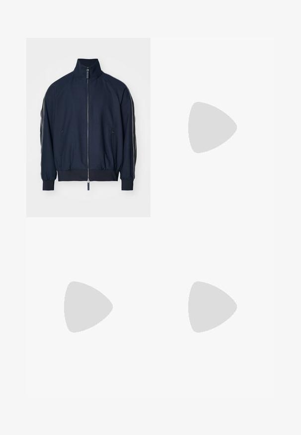 Jachetă bomber bleu închis cu guler înalt, închidere cu fermoar, buzunare laterale și dungi albe contrastante pe mâneci. Textură netedă.; BOSS TEE - Tricou basic - open white; Pantaloni din bumbac bej, cu croială dreaptă, dotati cu închidere cu nasture și pliuri în față pentru un plus de detaliu.; Tenis sportivi alb și bej deschis, cu un înveliș din plasă, detalii perforate și o talpă intermediară texturată, având marcaj pe călcâi.