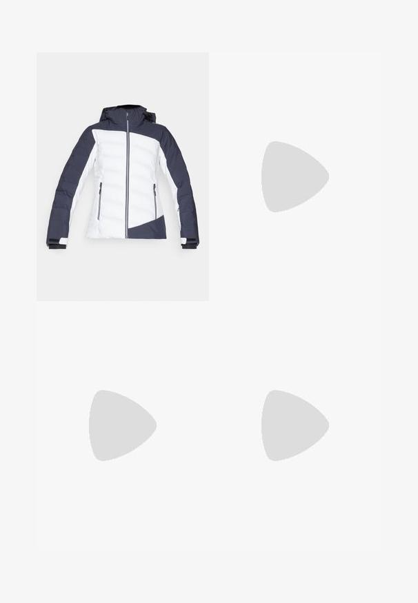 Gewatteerde jas in marineblauw en wit, met een ritssluiting, een capuchon en ritszakken aan de zijkanten. Het design bevat een geometrisch kleurblokpatroon.; Korte mouwen witte sportshirt met een ronde halslijn, voorzien van een logo op de borst en een gladde, lichte stoftextuur.; Zwarte atletische legging met een hoge tailleband, een gladde textuur, logo-detailles en accenten in de zijpanelen voor extra visueel belang.; Lichte groene wandelschoen van mesh en rubber, zwarte traction outsole, met roze en oranje accenten en een verstevigde neus.