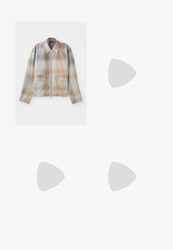 Giacca con zip frontale e colletto strutturato, caratterizzata da un motivo a gradiente pastello, due tasche posteriori e un tessuto morbido e leggermente strutturato.; T-shirt oversize nera a maniche corte con scollatura rotonda e etichetta del marchio Filippa K visibile all'interno del colletto.; Pantaloni blu navy con design a gamba dritta, realizzati in tessuto testurizzato. Presentano una chiusura frontale con bottone e una vita regolabile con cordoncino.; Sneaker in suede nero con suola in gomma bianca, caratterizzato da cuciture tonali e design con lacci. Texture liscia con una forma moderna e aerodinamica.