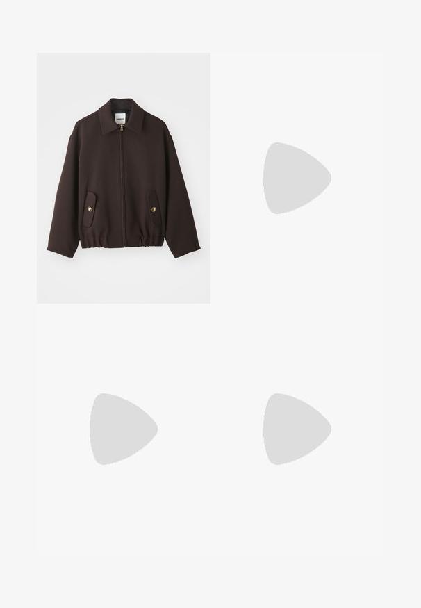 sandro BLOUSON - Bomberjacke - marron; Weißes Baumwoll-Polohemd mit klassischem Kragen, kurzen Ärmeln und einem dunkelblauen gestickten Logo auf der linken Brust. Fünf-Knopf-Leiste.; Blaue Jeans aus Denim mit geradem Schnitt, ausgestattet mit einem aufgerissenen Loch am rechten Knie und einem ausgewaschenen Look. Fünf-Taschen-Design mit kontrastierendem Stich.; Braune Wildleder-Sneaker mit einer cremefarbenen Gummisohle, die orangefarbene Akzente an der Ferse und ein kleines Logo-Detail an der Seite aufweist.