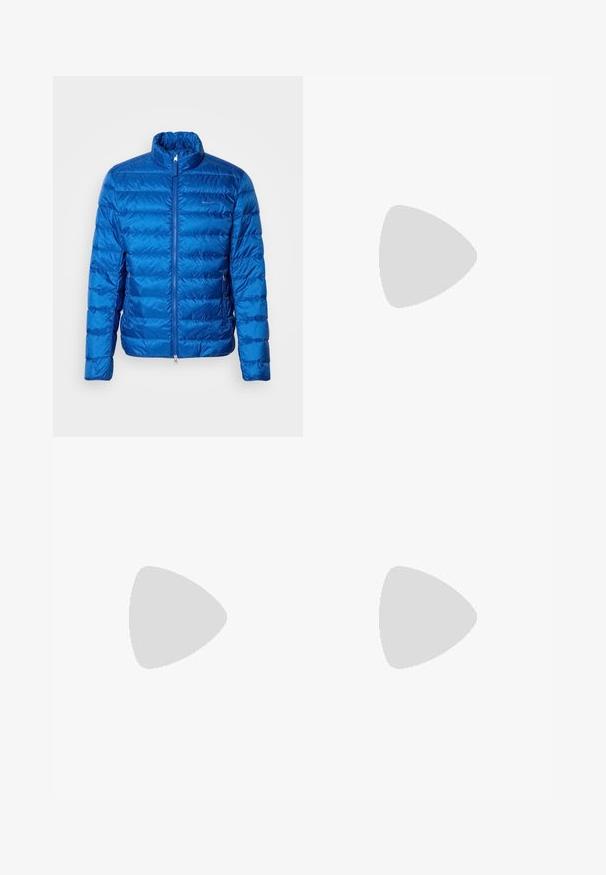 Veste doudoune bleue avec un col montant, design matelassé horizontal, fermeture éclair frontale et poches latérales. Fabriquée en matériau léger et brillant.; T-shirt en coton blanc avec un logo "CK" noir et le texte "Calvin Klein Jeans", manches courtes et col rond classique.; Jean en denim bleu avec une coupe ajustée, taille mi-haute, design à cinq poches, délavage usé et légère patine à l'avant et à l'arrière.; Chaussures de randonnée noires avec un design superposé, un tissu texturé et une semelle en caoutchouc, comportant des zones renforcées et un système de laçage à l'avant.