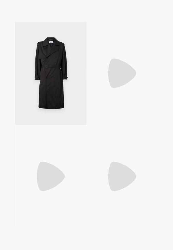 Czarny trench coat wykonany z gładkiego materiału, z podwójnym zapięciem z przodu, szerokimi klapami, paskiem w talii oraz regulowanymi mankietami.; Czarna bawełniana koszulka z luźnym krojem, okrągłym dekoltem, krótkimi rękawami i subtelnym detalem z logo w ciemnym kolorze na piersi. Wewnętrzna metka jest pomarańczowa.; Czarne spodnie dresowe wykonane z gładkiego materiału. Posiadają elastyczny pas ze sznurkiem, zwężane nogawki oraz brak widocznych kieszeni. Prosty design.; Szare i białe sneakersy z połączeniem zamszu i materiałów syntetycznych. Posiadają czarne akcenty, okrągłe sznurowadła i fakturowaną czarną gumową podeszwę.