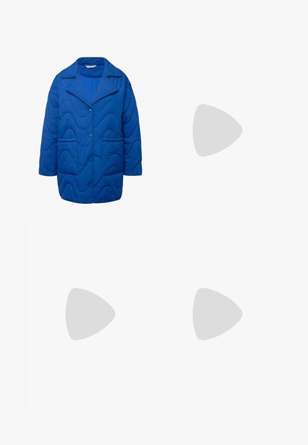 Blå quiltet jakke med krave, prydet med bølgemønstre, knaplukninger og to forreste påsatte lommer. Blød tekstur.; Lysblå denimskjorte med sølvfarvede pailletter, lange ærmer, krave, to brystlommer og trykknaplukning. Glat tekstur og detaljeret udsmykning.; Lyseblå vidde bukser med elastisk talje, prydet med en tekstureret overflade udsmykket med spredte metaliske detaljer.; Blå ruskinds sneakers med hvide striber og "Gazelle" tekst. Har gummisåler og strukturerede detaljer på overdelen. Klassisk design.