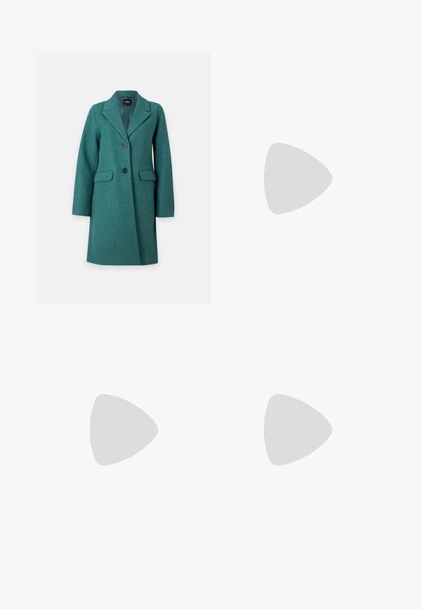 ONLY ONLBLAKE OVERSIZE COAT - Klasikinis paltas - bayberry; Baltas be rankovių marškinėlis, pagamintas iš išklotinės medžiagos, su apvaliu iškirpimu ir prigludusia siluetu, minimaliais siūlais ir be dekoracijų.; Šviesiai mėlyni plačios kojų džinsai, pagaminti iš džinsinio audinio, su aukštu liemeniu, penkių kišenių dizainu ir subtiliu gradientiniu blukimu link apačios.; Rudos odinės kaubojaus batai su smailiu priekiu ir blokuotu kulnu, pasižymintys detaliu siuvinėjimu ir iškiliais akcentais ant ašies.; Mažas kreminis rankinukas su tekstūruotu paviršiumi, ilga reguliuojama juostele, grandinėle ir užsegimu su atvartu. Aukso detalės.; Sidabriniai auskarai žiedai su sukto dizaino, turintys poliruotą apdailą ir fiksavimo smeigtuką. Skersmuo maždaug 3 cm.