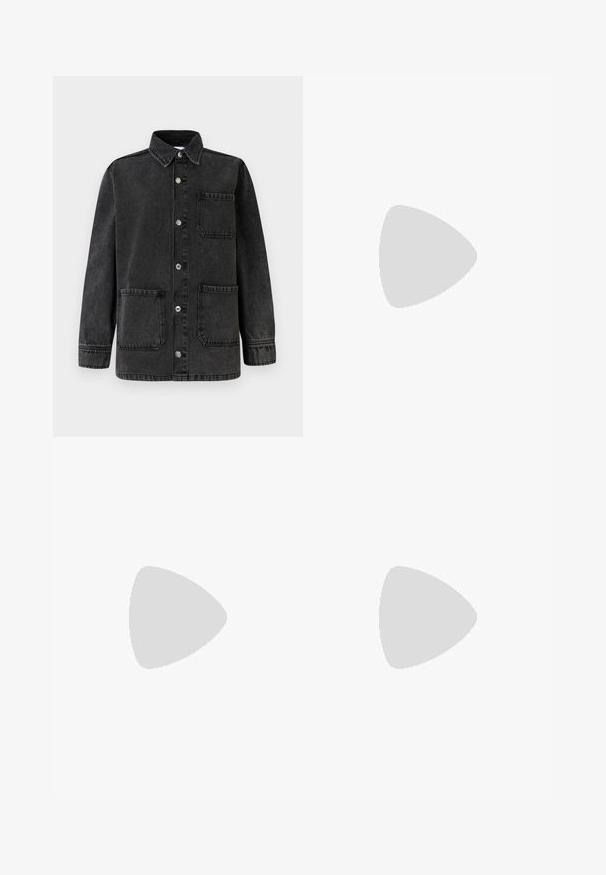 Czarna kurtka dżinsowa z kołnierzem, dwoma przednimi kieszeniami i srebrnymi zatrzaskami. Materiał ma lekko postarzaną fakturę.; Czarny bawełniany t-shirt z okrągłym dekoltem, krótkimi rękawami i haftowanym logo na piersi. Prosty, luźny krój bez wzorów.; Czarne spodnie o dopasowanym kroju z prostymi nogawkami, o gładkiej fakturze i wyraźnych zagięciach z przodu. Bez widocznych elementów metalowych.; Czarne skórzane szpilki typu slingback z ostrym noskiem, posiadające smukły obcas i złoty akcent na regulowanym pasku. Gładka tekstura.