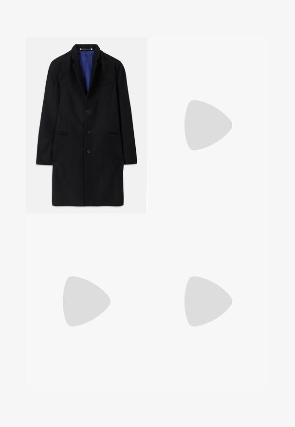 Čierny vlnený kabát s precízne navrhnutým strihom, klopovým límcom, uzatváraním na päť gombíkov, bočnými vreckami a modrým saténovým podšívaním.; Biely dlhý rukáv košeľa s gombíkmi vyrobená z bavlny, s náprsného vrecka s tonálnou výšivkou, golierom a gombíkovými manžetami.; Hnedé, vysoké nohavice vyrobené z texturovanej látky. Majú široké nohavice a dva predné záhyby pre štruktúru. Úhľadné spracovanie bez viditeľného kovania.; Čierne kožené šaty topánky s hladkým povrchom, okrúhlym špičkou, piatimi očkami na šnúrky a nízkym blokovým podpätkom. Minimalistický dizajn s jemným prešívaním.; Čierna plátená taška s čiernymi koženými ušami. Jednoduchý dizajn, priestranné telo a hladká textúra. Žiadne viditeľné logo ani vzory.