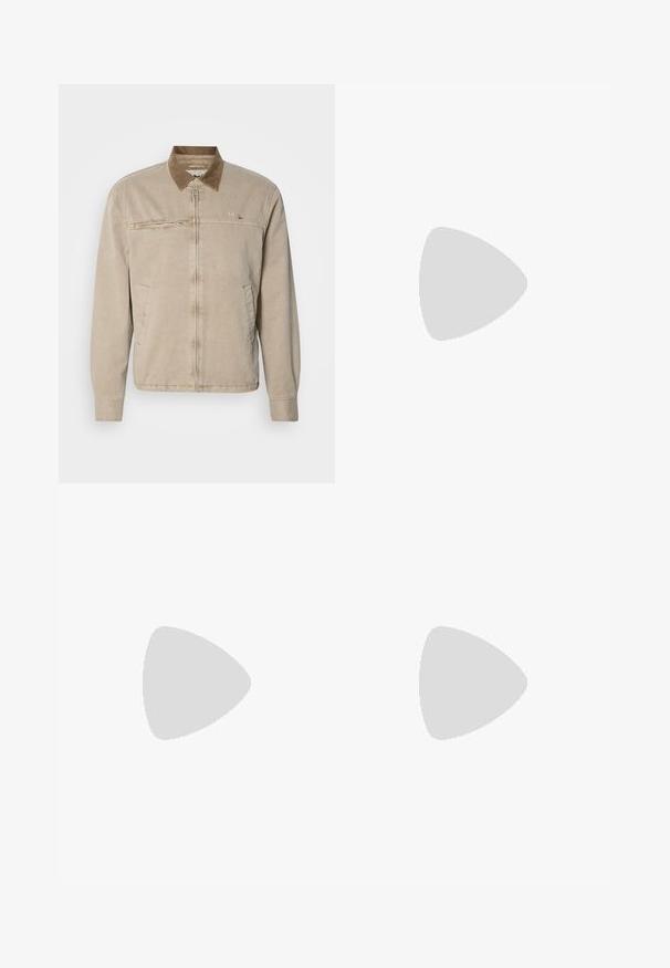 Chaqueta beige con un cuello de pana marrón, cierre frontal con cremallera y dos bolsillos laterales. Presenta un pequeño logo en el pecho y una tela texturizada.; Suéter de cuello alto color verde oliva hecho de un tejido suave y ligero; presenta mangas largas y puños y dobladillo acanalados.; Pantalones cargo marrones con dos bolsillos laterales, un frente plano y un corte recto. Fabricados con una tela duradera de textura suave.; Zapatillas deportivas negras con texturas brillantes y de malla, que presentan una suela gruesa y cordones, combinadas con pantalones cargo holgados de color verde oliva.; Bolso de cuero marrón tipo duffel con dos bolsillos frontales, correa para el hombro ajustable, herrajes dorados y asas superiores resistentes. Textura suave.
