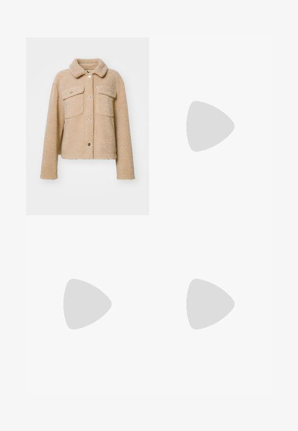 Beige fleece jacket with a collar, two chest pockets, and button closures. Features a textured surface and a cropped design. Gold hardware accents.; White cropped T-shirt, short wide sleeves, soft cotton material, round neckline with subtle orange trim, minimal design, no patterns or graphics.; Samsøe Samsøe SAHANI TROUSERS - Trousers - greige; Pointed-toe slingback shoe in off-white leather, featuring a low heel and cut-out design with a smooth texture and minimal accents.