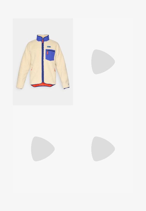 Casaco em fleece creme com colarinho azul, bolso no peito com fecho azul, acabamentos em fecho azul e puxadores de fecho laranja, com um patch da marca visível no peito.; Camiseta cinza de manga curta feita de um tecido suave e texturizado, com um pequeno logo azul da Patagonia no lado esquerdo do peito. Sem padrões adicionais.; Calças cinza-escuras feitas de um tecido durável, com um bolso com fecho éclair, corte reto e passantes para cinto para um ajuste ajustável.; Ténis impermeáveis castanhos com um upper texturizado, detalhes perfurados, apoio para o calcanhar preto e uma sola de borracha cinza. Os atacadores têm extremidades metálicas.