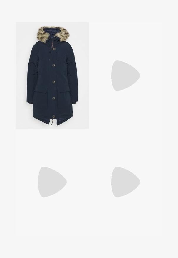 Superdry & Co ROOKIE - Manteau en duvet - navy; Chemise en lin blanche à manches longues, col boutonné et boutons sur le devant. Présente un petit logo brodé bleu sur la poitrine.; Jeans en denim bleu clair avec une coupe droite, un design à cinq poches et un bouton pression. Présentent une légère décoloration et des coutures orange en accent.; Chaussure en suédine marron à enfiler avec un petit talon, une sangle ajustable avec une boucle en argent et une semelle en caoutchouc noire.