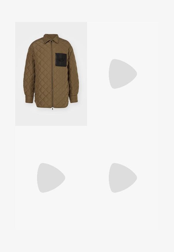 Emporio Armani BLOUSON - Lahka jakna - fango; Bela bombažna majica brez rokavov z okroglo izrezom, širokimi naramnicami in ravnim robom, ki se ponaša z gladko teksturo in brez vidnih vzorcev.; Crne široke traperice, izdelane iz denima. Imajo standardni pas, pet žepov in kovinsko opremo. Šivana podrobnost ob šivih.; Črne usnjene loafer čevlje z gladko teksturo, zaobljenim nosom in dekorativnim trakom čez zgornji del. Nizka zložena peta, minimalističen dizajn.; Črne pravokotne sončna očala s temnimi lečami, debelim plastičnim okvirjem, zlatimi detajli na templjih in izgravirano blagovno znamko na ročaju.