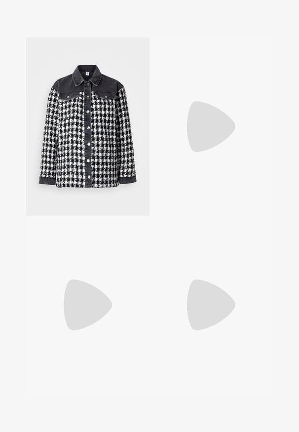 Svart og hvit rutete jakke med denimkrage og -ermer. Har metalliske trykknapper og et teksturert stoffdesign med lommer.; Svart bomull T-skjorte med V-hals og korte ermer. Enkel design med vanlig passform og uten mønstre eller detaljer.; Sorte skreddersydde bukser med rett silhuett, med en glatt tekstur og klare pressede bretter foran. Ingen synlig maskinvare.; Beige blokk-høydesandaler med tynne stropper og firkantet tå. Glatt materiale med minimale detaljer, designet for enkel bruk.; Sølvøreringer med en jevn, buet design. Har en blank metallisk finish og en studlås. Ingen synlige mønstre eller aksenter.