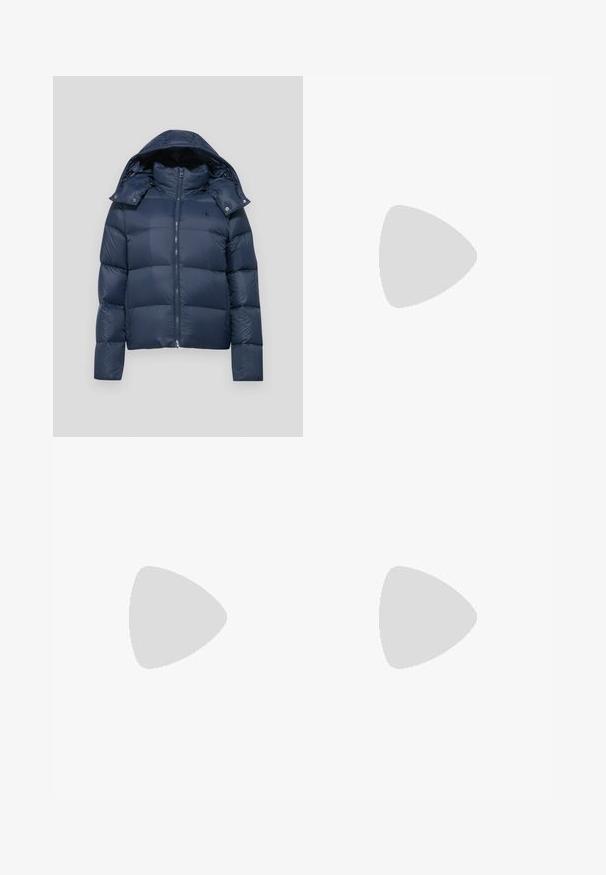 Marineblauwe pufferjack met ritssluiting, afneembare capuchon en doorstikte ontwerp. Voorzien van logo op de linkerkant van de borst en drukknoopaccenten.; Zwarte katoenen sweatshirt met capuchon in een cropped design, voorzien van een zilveren logo en trekkoorden, ribgebreide manchetten en onderrand. Gladde textuur.; Lichtblauwe denim kleding met een hoge taille, slanke pasvorm en enkel lengte. Bevat voorzakken, riemlussen en metalen knoopsluiting.; Witte platform sneakers met een glad bovenwerk van synthetisch materiaal, tonale veters en een zwart logo. De verhoogde rubberen zool heeft horizontale ribbels voor extra grip.