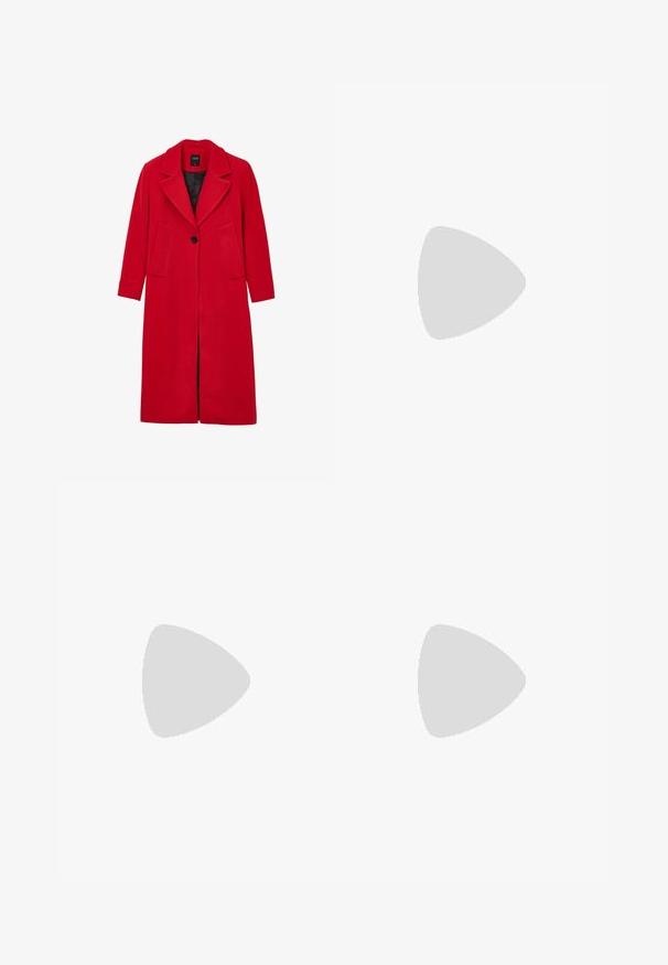 Cappotto lungo rosso in lana con ampi risvolti, due tasche frontali, chiusura con un singolo bottone nero e foderato interno nero.; Top bianco aderente realizzato in tessuto a coste, con maniche a farfalla e dettagli arricciati sui lati per texture e forma.; Pantaloni a gamba larga bianchi realizzati in un tessuto leggero. Presentano una vita elastica con cordoncino e tasche laterali. Texture liscia.; Tacchi slingback in pelle marrone con punta quadrata, lati scavati e tacco a blocco. Presentano una fibbia sulla cinghia alla caviglia.