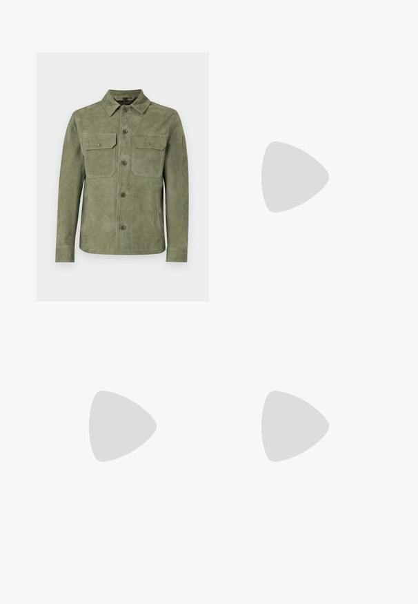 Belstaff WAYPOINT OVERSHIRT - Giacca di pelle - surplus green; Maglietta nera a maniche corte realizzata in un morbido misto cotone, con scollatura a girocollo e un design minimalista senza motivi o dettagli.; Pantaloni jogger neri realizzati in tessuto liscio. Presentano una vita elasticizzata con stringa, gambe affusolate e senza tasche visibili. Design semplice.; Sneaker in pelle nera a basso profilo con lacci neri e suola avorio, mostrato di profilo su sfondo bianco.