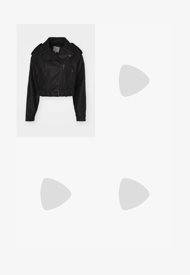 Skraćena crna kožna jakna s patentnim zatvaračem, ramenskim epauletima i bočnim džepovima. Ima pojas u struku i glatku teksturu.; Asimetrični bijeli top od glatkog materijala, s jednim kratkim rukavom i jednim oblinim dizajnom, s čistim, minimalističkim izgledom.; Svijetloplave široke traperice s visokim strukom, s pet džepova i suptilnim izblijeđenjem. Ravnog kroja s obrubljenim rubovima.; Bijela sandala na visokoj potpetici s debelim petom, s remenom i vezanjem oko gležnja. Glatka tekstura s platformom sprijeda za dodatnu visinu.