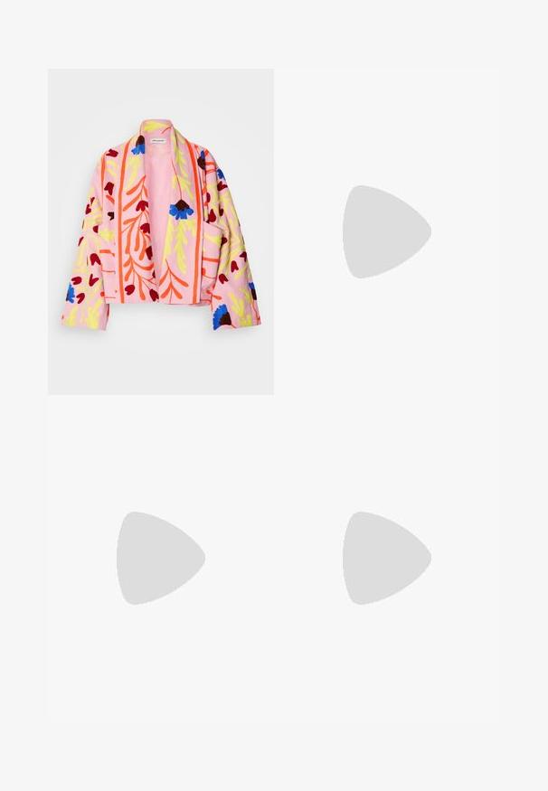 Lollys Laundry JACKET - Poletna jakna - pink; Bela majica s kratkimi rokavi in širokim ovratnikom ter teksturiranim rebrastim vzorcem, izdelana iz mehke tkanine, z udobnim krojem in čistim dizajnom.; Široke hlače iz teksturirane, burgundske tkanine z diamantnim vzorcem, ki imajo elastičen pašček in vrvico za prilagodljivo prileganje.; Nude sandale z dvema širokima zgornjima naramnicama in nastavljivo naramnico okoli gležnja. Ravna podloga z rahlo teksturo. Podrobnost z zaponko na naramnici okoli gležnja.