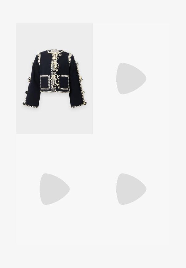 Sort langærmet cropped jakke med cremefarvet dekorativ syning, forlommer og pompon-snore ned langs midten og ærmerne.; Sort t-shirt lavet af blødt bomuld, med rund halsudskæring, korte ærmer og et let skrået design for en afslappet pasform.; Lyseblå denim brede bukser med en falmet gradient, der har et klassisk fem-lomme design og metalknap lukning.; Hvide lædersneakers med en glat tekstur, rund tå, minimale snørrehuller og en flad gummisål. Enkelt design uden yderligere dekorationer.