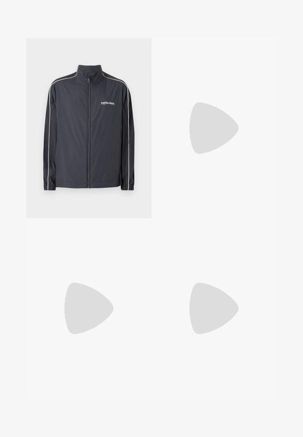 Calvin Klein Jeans Sommerjakke - ebony; Langermet hvit bomullsskjorte med rund hals, sidespalter nederst og en jevn tekstur, vist fra baksiden.; Lys blå denimjeans med rett ben-design, fem lommer, knappeåpning, minimal falming og kontrasterende sømdetaljer.; Hvit sneakers med en glatt skinnoverdel og lav profil. Har en rund tå, seks snøring hull, og en teksturert gummisåle.