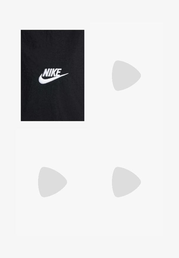 T-shirt en coton noir avec un logo Nike brodé en blanc, à encolure ronde classique et manches courtes. Texture lisse.; Sweatshirt délavé bleu clair avec des poignets et un ourlet côtelés, arborant un grand logo stylisé "NY" brodé sur la poitrine.; T-shirt à manches longues en coton vert clair avec un col rond, arborant un petit logo orange et marron sur la zone de la poitrine gauche.; Jean large en denim gris avec fermeture à bouton et à glissière à l'avant, passes de ceinture et design à cinq poches.; Baskets de sport Nike en maille argentée, avec des lacets blancs, un logo swoosh noir, et une semelle amortissante noire et rouge.