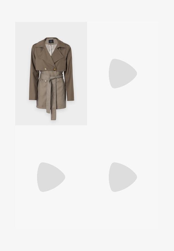 Kaki dobbeltspent jakke med cropped design, lange ermer og belte i midjen. Har store knapper og en glatt stofftekstur.; Svart kortermet t-skjorte laget av myk bomull, med rund hals, avslappet passform og en jevn tekstur. Ingen synlige mønstre eller grafikk.; Sorte skreddersydde bukser med rett silhuett, med en glatt tekstur og klare pressede bretter foran. Ingen synlig maskinvare.; Sorte lærreim hæler med spiss tå, som har en slank hæl og en gullfarget detalj på den justerbare stroppen. Glatt tekstur.