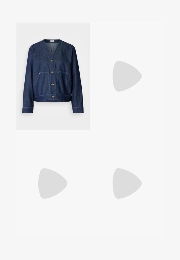 Farkkutakki V-pääntiellä, etupainike suljenta, kaksi läpätaskua ja kontrastiväriset ompeleet; tummansininen väri, jolla on sileä rakenne.; Pitkähiha, pyöreäkaulainen paita, jossa on mustavalkoinen raidallinen kuvio. Valmistettu pehmeästä kankaasta ja säännöllisestä mitoista. Puhtaan yksinkertainen muotoilu.; Navy blue leveleggsbukser laget av lett materiale. Har en litt strukturert overflate, elastisk midjebånd og foran sømmer.; Valkoinen nahkakenkä, jossa on sileä pinta, beige mokkanahkavivahteita, pyöreä kärki, litteä nauhattava malli ja teksturoitu kumipohja.