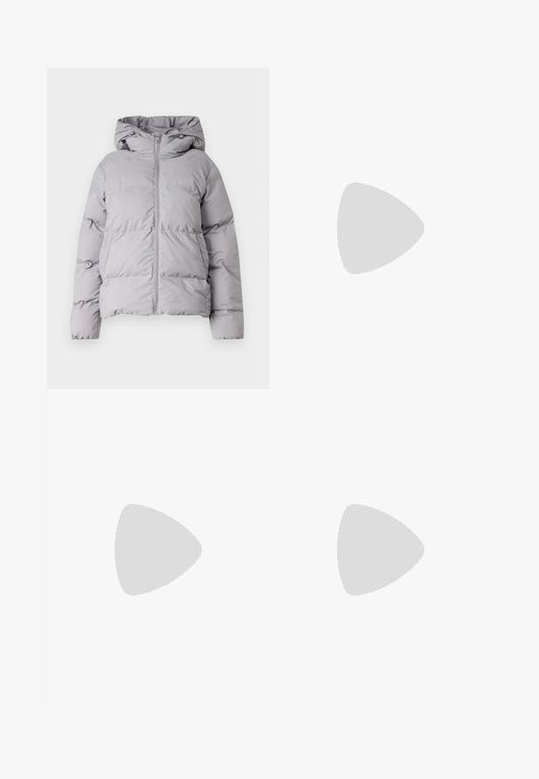 Grå huva pufferjacka med en hel dragkedja framtill, quiltad design och elastiska ärmmuddar. Tillverkad av slät, lättviktig tyg.; Vit bomull t-shirt med rund hals, korta ärmar och avslappnad passform. Har en diskret logotyp på vänster bröstområde. Slät textur.; Ljust blå vida jeans av denim, med en medelhög midja, fem fickor och en knappstängning med en smal metallaccent.; Rosa mockaskor med gröna ränder, vita accenter och en brun gummisula. Har ett strukturerat tyg och logodetaljer på sidan.; Silverfärgade hoopörhängen med rektangulära och triangulära klara kristaller arrangerade i ett cirkulärt mönster med en central post för fastsättning.