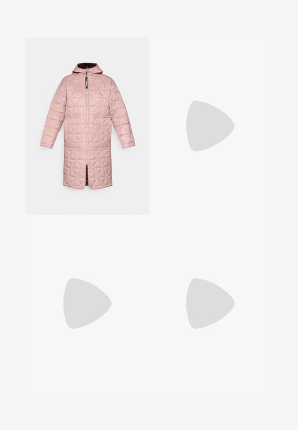 Manteau matelassé en rose clair avec capuche, présentant un motif de losanges matelassés, une fermeture éclair sur le devant et deux poches à rabat. Texture lisse.; Pull en polaire crème avec un col montant, ornée d'accents marron au col et aux poignets, ainsi que des poches latérales pour le rangement.; Pantalons noirs, légers et résistants à l'eau avec une taille élastique et deux poches latérales ; texture lisse ; design à jambe droite.; Botte de trail running noire avec une tige en mesh et une semelle en caoutchouc. Présente des superpositions texturées, une coque de protection renforcée et un logo de la marque sur le talon.