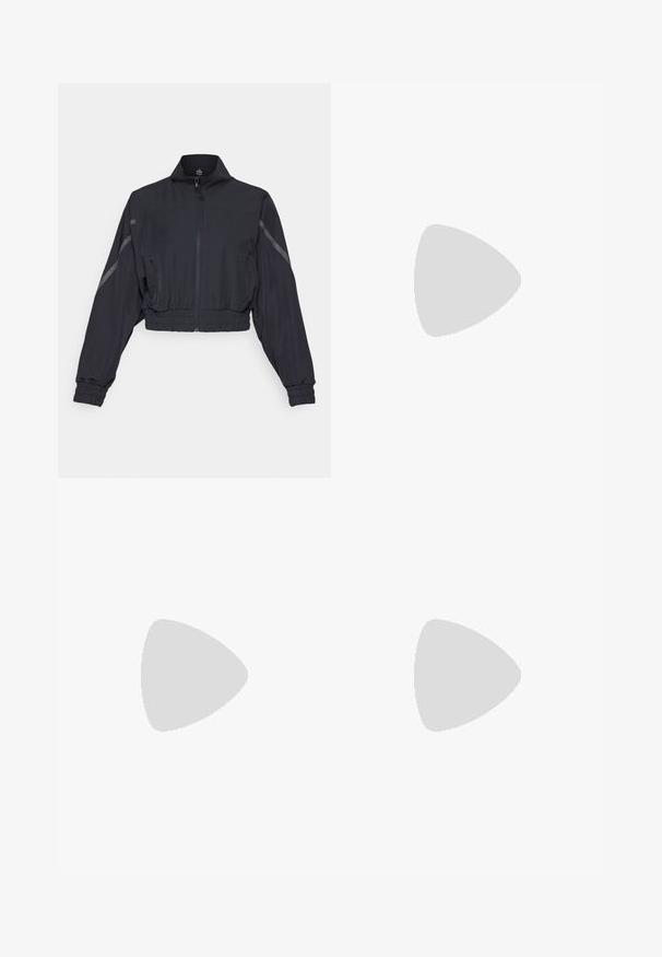Forkortet sort jakke lavet af letvægtsmateriale, med stående krave, lynlås foran, og elastiske manchetter med refleksdetaljer.; Sort sports crop top med lynlås foran, mesh-detaljer og en tætsiddende pasform. Lavet af strækbart, åndbart stof. Nike-logo på forsiden.; Sorte leggings lavet af strækbart stof, med en høj talje og et hvidt Nike-logo på venstre lår. Glat tekstur, tætsiddende design.; Sort Nike løbesko med åndbart mesh-overdel, hvidt swoosh-logo, tekstureret detaljering og en cremede ZoomX mellemsål.