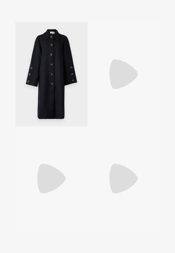 YAS YASQUARTZ BUTTON COAT - Palton clasic - black; Două bluze fără mâneci, cu guler înalt, în culorile negru și alb, având un design ajustat și o textură netedă, cu o lungime scurtă.; Pantaloni negri cu picior larg, fabricați dintr-un material ușor, cu închidere frontală cu nasture și față plată, având tivuri cusute cu atenție.; Loafers negri din piele cu platformă, cu vârf rotund și o curea lată peste vamp. Dispune de un toc gros, pătrat și o textura netedă.