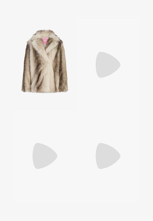Faux fur frakk i krem- og lys brunfarger, med sjalkrage og en myk, teksturert overflate. Merke synlig på innsiden.; Burgunderfarget, kort sweatshirt laget av bomullsblanding med lange ermer. Har en hvit "art COLLECTION" grafikk på forsiden. Ribbestrikkede mansjetter.; Svarte vide bukser laget av glatt syntetisk materiale, med høy midje, frontlommer og synlige sømdetaljer langs bena.; Sorte skinnert remsandaler med spiss tå, liten kittenhæl og en dekorativ knute detalj foran. Glatt tekstur gjennom hele.; Svart skinnveske med en unik vifteform, med flate håndtak. Overflaten har en pebblelignende tekstur og et minimalistisk design.