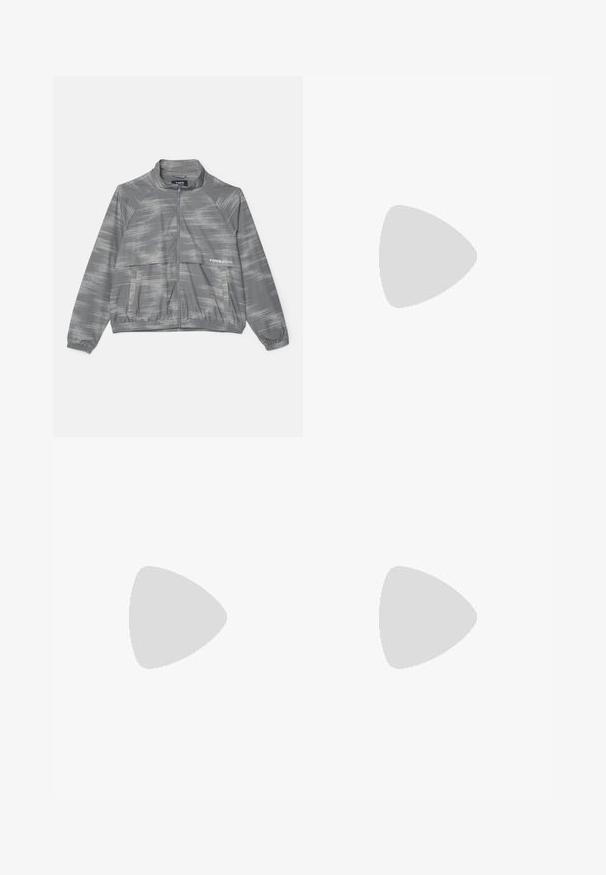 Siva lagana jakna s blagim brušenim uzorkom, s patentnim zatvaračem sprijeda, elastičnim manšetama i prednjim džepom. Izrađena od glatkog, prozračnog materijala.; Filippa K BRAID - Vesta - black; Bijele široke hlače izrađene od pamuka s glatkom teksturom. Imaju prednji gumb, patentni zatvarač i dizajn s četiri džepa.; Crne kožne čizme s vezicama, robustnim potplatom, visokim gornjim dijelom i teksturiranom površinom, s metalnim rupicama i trakicom za povlačenje.