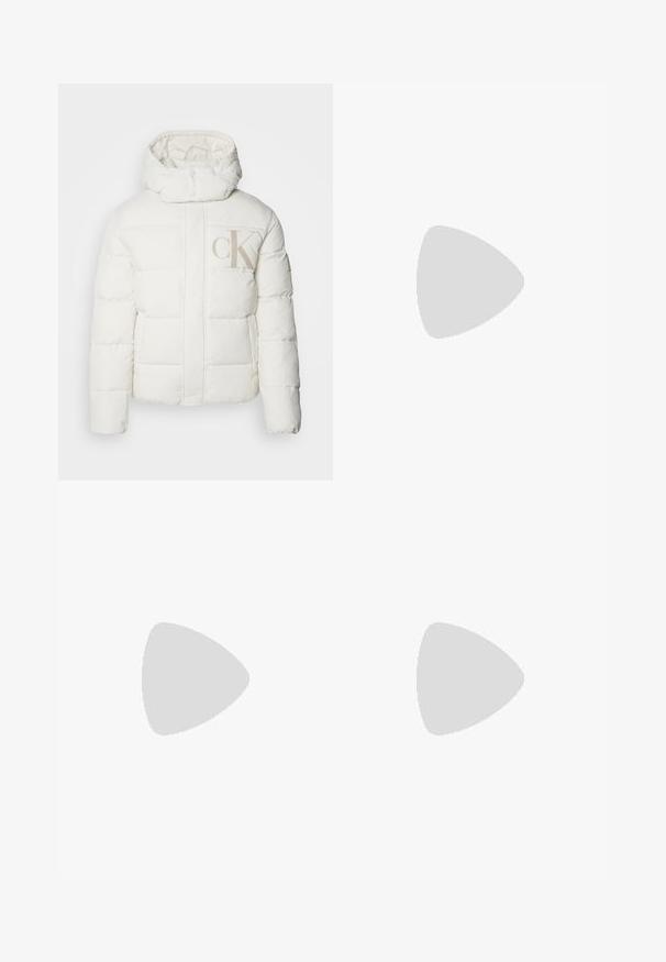 Valkoinen puffatakki, jossa on korkea kaulus ja huppu. Ominaisuuksiin kuuluvat tikatut osat ja suuri beige "CK"-logo edessä. Sujuva pinta.; Valkoinen puuvillapaita lyhyillä hihoilla, pyöreä kaula-aukko, jossa on musta CK-logo vasemmassa rinnassa, normaali istuvuus, sileä pinta.; Musta farkkutakki suoran leikkauksen kanssa, varustettuna tavallisella vyötäröllä, viidellä taskulla ja nappisulkimella. Yhtenäinen sileä pinta.; Musta matalavartinen nahkastretchu, jossa on mustat nauhat ja vaaleanharmaa pohja, esitetty sivuprofiilissa valkoista taustaa vasten.