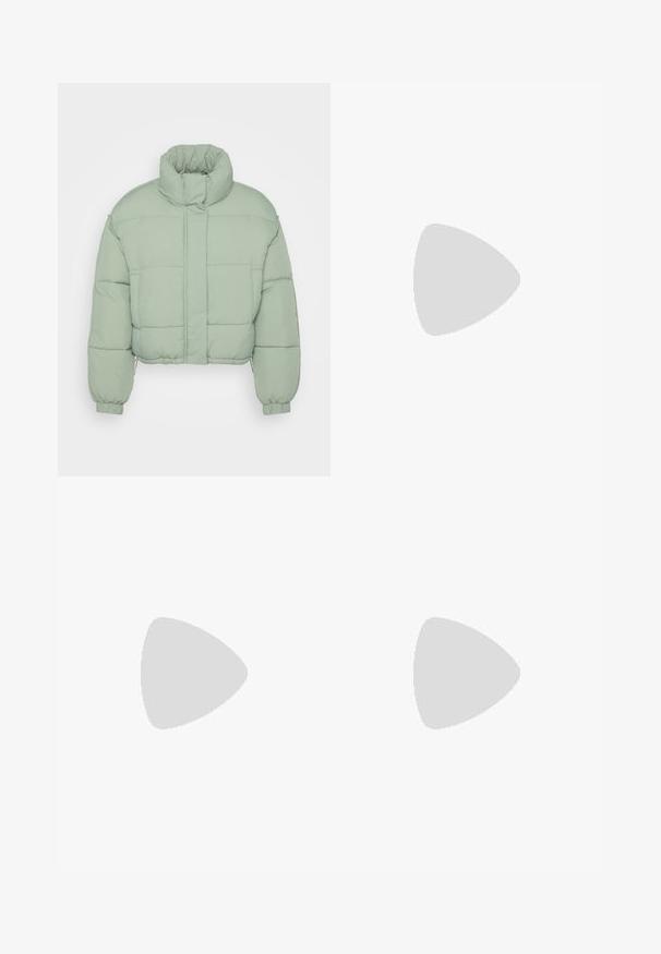 Geknipte pufferjas in licht muntgroen. Beschikt over een hoge kraag, elastische manchetten en doorgestikte delen voor isolatie. Soepele textuur.; Even&Odd Petite 2 PACK - Top - light grey/black; Grijze denim jeans met een recht gesneden ontwerp, vijf zakken stijl, subtiele vervaging en een knoopsluiting in de taille.; Bruine suède platformlaarzen met elastische zijkanten en oranje trekbandjes, gecombineerd met een lichtdenim rok tot de knie op een houten vloer.; Zilveren oorbel met een gepolijste afwerking, met kleine gouden accentdetails en een ronde vorm, gedragen op de oorlel.