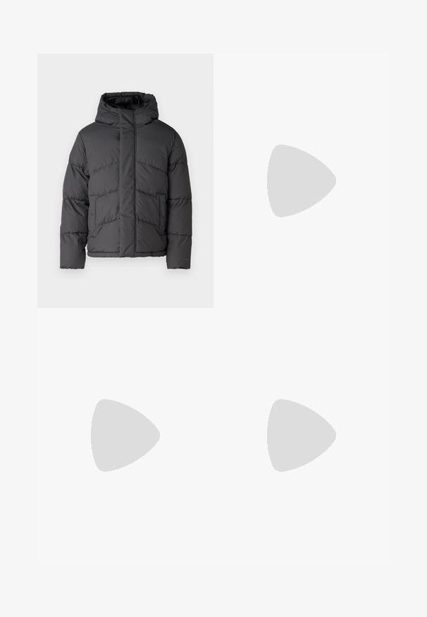 Jack & Jones JJWORLD  ciemnoszary; Czarny bawełniany t-shirt z okrągłym dekoltem, krótkimi rękawami i małym białym logo na lewej piersi. Prosty design, klasyczny krój.; Czarne spodnie z bawełnianego materiału w slim fit, z zapięciem na guzik, kieszeniami i podwiniętymi mankietami, co nadaje im swobodny charakter.; Czarne trampki wsuwane z teksturowanej skóry, biała gumowa podeszwa i brak widocznych sznurówek. Posiadają logo marki z boku.