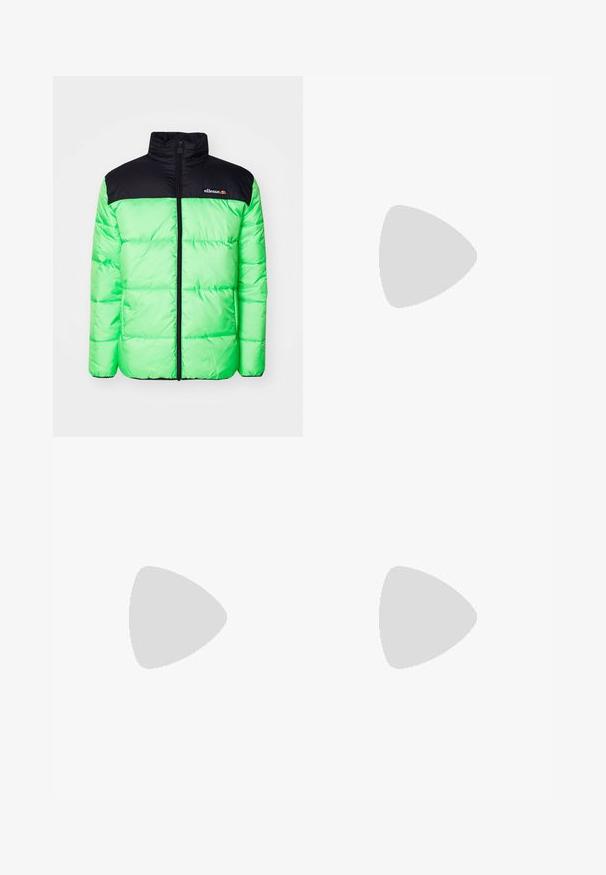 Ellesse VILAROSA zielony; Biała bawełniana koszulka z krótkim rękawem, z granatowym haftowanym logo po lewej stronie klatki piersiowej oraz żywym akcentem kolorystycznym nad logo.; Czarne spodnie dresowe z miękkiego materiału charakteryzują się zwężanym krojem nogawek, elastycznym pasem, kieszeniami bocznymi z zamkami oraz małym akcentem z logo.; Czarno-zielony sneaker z wzorzystą siateczką górną, białym logo Swoosh, wyściełanym kołnierzem oraz widoczną jednostką poduszkową w podeszwie.