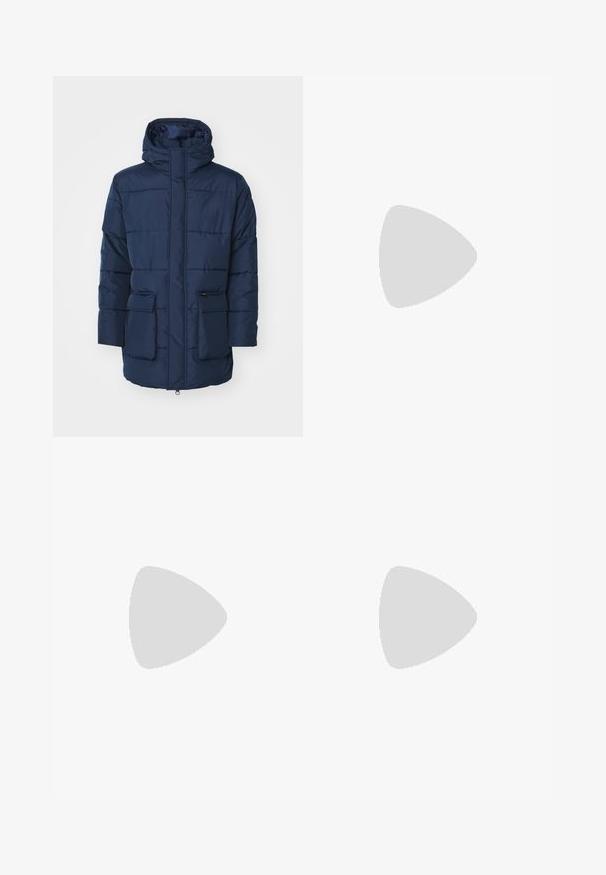 Jūros mėlynos spalvos paminkštintas paltas su kapišonu, turintis priekinius užtrauktukus, dvi dideles priekines kišenes ir horizontalią siuvinėjimo detalę.; Medvilniniai marškiniai, kuriuos sudaro juodas ir baltas marškinėliai, abu su trumpomis rankovėmis, apvaliu iškirpimu ir standartiniu sijonu. Tekstūruota medžiaga.; Tamsiai pilkos krovininės kelnės, pagamintos iš patvarios medžiagos, su tiesaus kirpimo, penkiomis kišenėmis ir mygtukiniu užtrauktuku liemens srityje.; Odiniai sportbačiai juodos ir kreminės spalvų schemoje, su perforuotais akcentais, paminkštinta apykakle ir tekstūruotu padu.