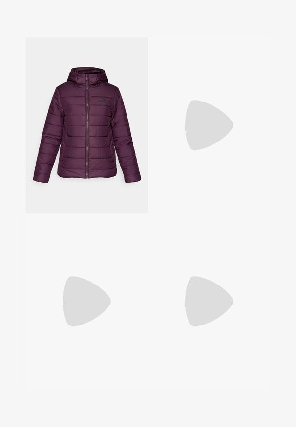 Lilla pufferjakke med hætte, der har vandrette kviltede sektioner, en frontzipper og et sort logo på venstre bryst.; The North Face SHADOW LONG SLEEVE - Langærmet T-shirt - black; Sorte udendørsbukser lavet af slidstærkt stof. Har lynlåslommer, forstærkede knæpaneler og en lige skæring for bedre bevægelighed.; Sort vandresko med en tekstureret overdel, snørebåndslukning og en kraftig gummisål med et fremtrædende logo på siden og mønstrede slidbaner.