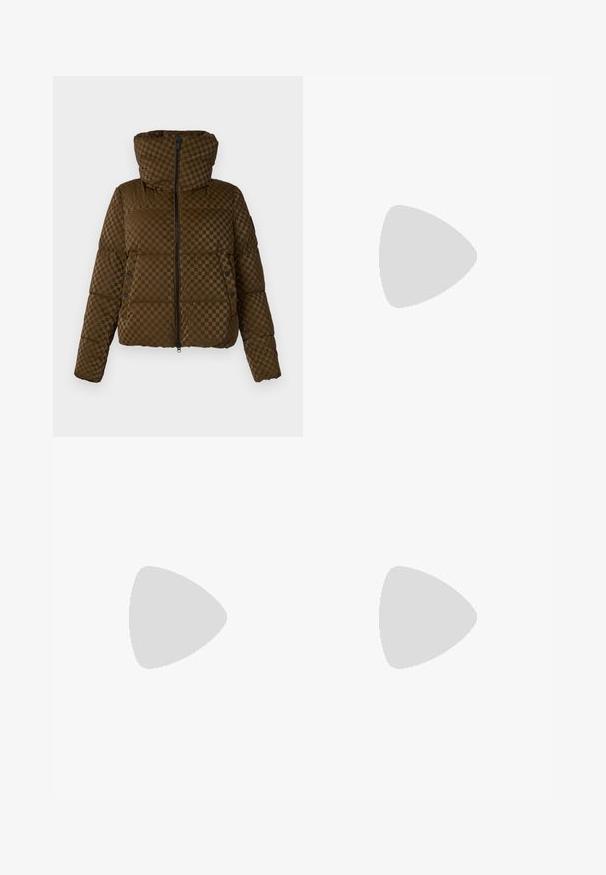 Brun pufferjakke med ternet mønster, lynlås fortil og hætte. Har trykknapper på siderne og tekstureret stof.; Hvid cropped t-shirt lavet af ribbet stof. Har en rund halsudskæring og korte ærmer. Sort broderet "cK" logo på brystet.; Lysblå denim jeans med høj talje, tætsiddende pasform og ankellængde. Har forlommer, bæltestropper og metalknaplukning.; Hvide platform sneakers med glat syntetisk overdel, tonede snørebånd og et sort logo. Den forhøjede gummisål har vandrette riller for bedre greb.