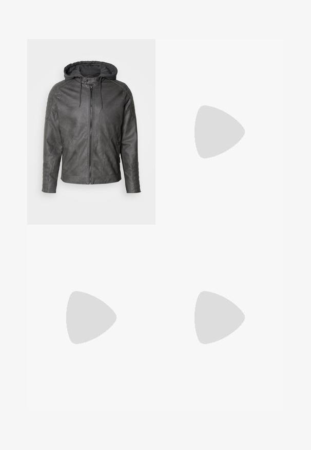 Graue Lederjacke mit abnehmbarer grauer Kapuze, vorderem Reißverschluss und gerippten Akzenten an Schultern und Manschetten. Glatte Textur, schlankes Design.; Schwarzes T-Shirt mit kurzen Ärmeln aus geripptem Stoff, mit Rundhalsausschnitt und einer schlichten, kastigen Silhouette.; Schwarze Jeans mit geradem Schnitt, Fünf-Taschen-Design und einem vorderen Knopfverschluss. Glatte Textur mit minimalen Nähten.; Schwarze Leder-Dressschuhe mit glatter Oberfläche, spitzem Zehenbereich und sechslöcheriger Schnürung, ausgestattet mit niedrigem Absatz und subtilen Steppnähten.