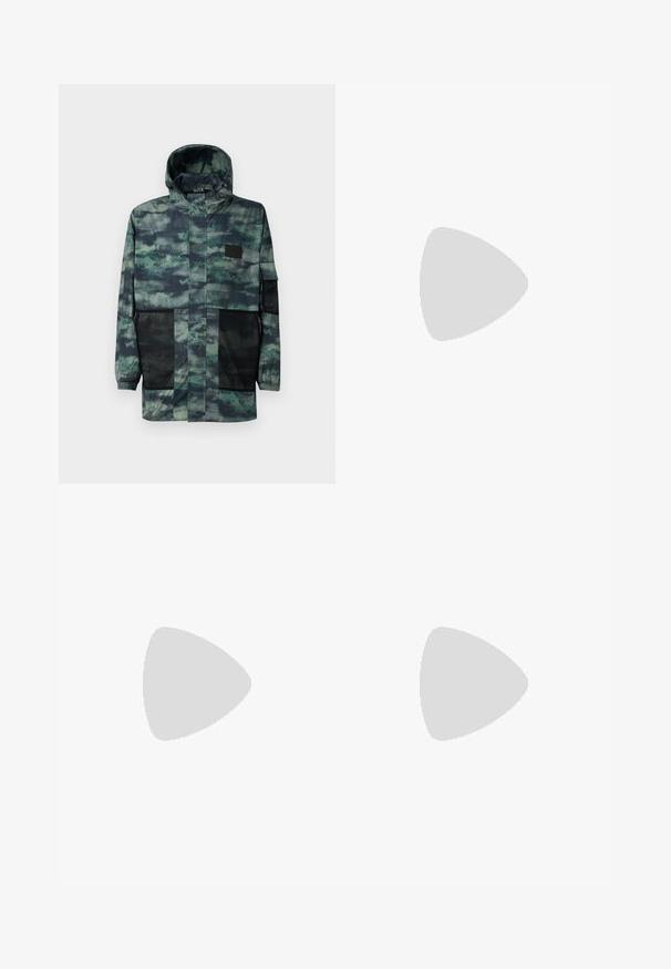 Vandeniui atsparus žalias kamufliažo rašto švarkas, turintis tinklo šonines kišenes, raištelio gobtuvą ir priekinį užtrauktuką su sklende.; Balta medvilninė marškinėliai trumpomis rankovėmis, su juodu ir mėlynu užrašu „United By Rhythm“ ant krūtinės. Apvalaus iškirpimo dizainas.; Tamsiai mėlyni džinsai su tiesiomis kojomis, turintys penkis kišenes, mygtuko uždarymą ir kontrastingus siuvimo akcentus.; Baltos ir šviesiai pilki žemakulniai sportbačiai su baltais raišteliais ir zomšos akcentais, rodomi iš šono ant vientiso šviesaus fono.