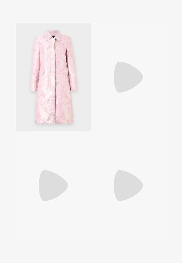 Marc Cain Klassinen takki - deep lavender; Vaaleanliila puuvillapaita, jossa on pyöreä kaula-aukko, lyhyet hihat ja hillitty logo painettuna rintaan. Hiukan lyhennetty design.; Vaaleanpunaiset cargo-shortsit, joissa on joustava vyötärö ja kaksi sivutaskua, sekä monivärinen etiketti vasemmalla puolella. Pinta on sileä.; Valkoinen tennari, joka on valmistettu sileästä synteettisestä materiaalista, pyöreällä kärjellä, nauhakiinnityksellä, tasaisella pohjalla ja hienovaraisella rei'ityksellä.