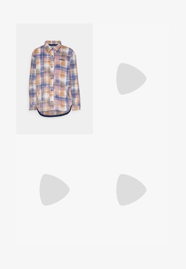 Columbia BENTON SPRINGS™ SHIRT JACKET II - Jakna iz flisa - nocturnal; Kremna bombažna majica s kratkimi rokavi, okroglo ovratnikom in črnim napisom "POZITIVNO ISKREN" spredaj in zadaj.; Rjave bombažne twill hlače s ravnim krojem, ki imajo sprednje zapiranje na gumb in stranske žepke, gladko teksturo in čiste linije.; Bež športni copat iz nubuka z roza akcenti, ki vključuje tri prekrivajoče se stripe, teksturiran zaščitni del na prstih in gumijast podplat z utorom.