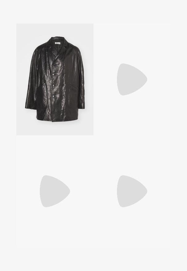 Bally M0PE - Chaqueta de cuero - black; Camiseta blanca de manga corta con corte holgado, cuello redondo, tela suave y detalle de costura mínima. Sin logotipos ni patrones visibles.; Pantalones negros de tela suave, con un diseño de pierna recta, dos pliegues frontales y una cintura estándar con trabillas para el cinturón.; Botín negro de cuero hasta el tobillo con una textura suave, perfil esbelto, costuras laterales y un tacón cuadrado bajo. Cuenta con una lengüeta en la parte posterior.; Gafas de sol de plástico negro con lentes verdes, montura cuadrada, acento plateado en la ceja y brazos texturizados. Marca indicada en el brazo interno.