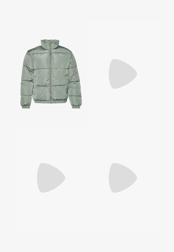 Vadderad jacka i ljusgrön, med hög krage, mittdragkedja och elastiska muddar och nederkant för en tät passform. Slät, glänsande tyg.; Ljust blå bomulls-T-shirt med korta ärmar, rund halsringning och en vit Nike-logotyp tryckt på vänster bröst. Slät textur, enkel design.; Ljusbeige vida byxor i bomull. Har framfickor och knappstängning. Slät textur med subtila vertikala linjer.; Vit atletisk sneaker med en slät överdel, snörning, vadderad sula och en synlig luftenhet med röda detaljer på varumärket.