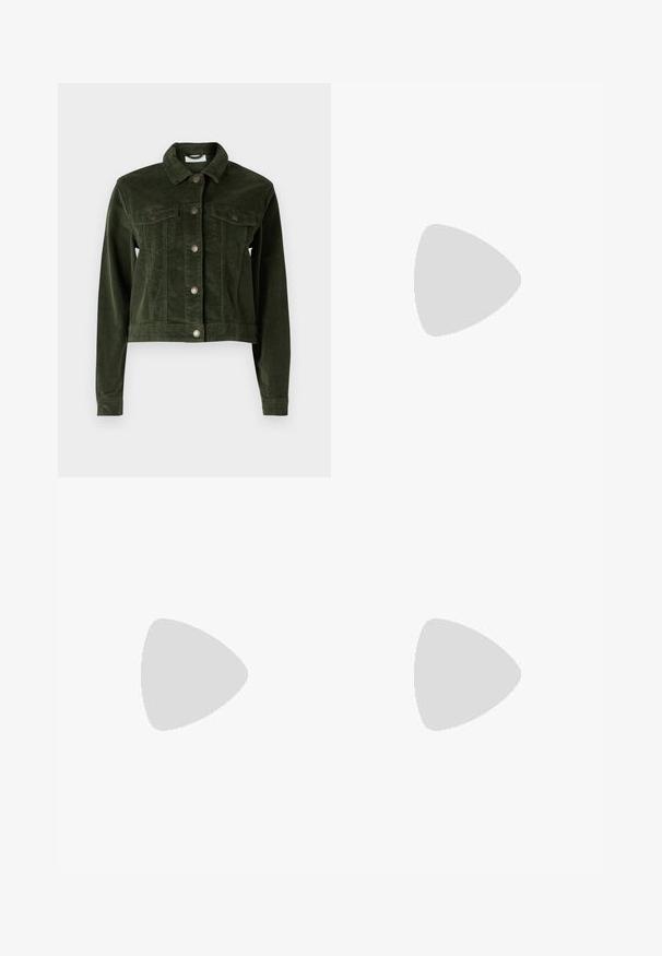 Noisy May NMDEBRA - Giacca da mezza stagione - kombu green; Top senza maniche bianco realizzato in tessuto a coste, caratterizzato da un collo arrotondato e una silhouette aderente, con cuciture minime e senza decorazioni.; Jeans flared di colore blu chiaro in denim, dotati di vita alta, design a cinque tasche e una leggera sfumatura verso l'orlo.; Stivaletti in pelle nera alla caviglia con punta rotonda, lace-up frontale e suola in gomma spessa con battistrada textured. Tassello sul retro.; Borsa a mano in pelle nera con patta e dettaglio in metallo dorato. Include una tracolla nera e un design elegante e minimalista.; Orecchini a cerchio in argento con un design torciglionato, caratterizzati da una finitura lucida e chiusura a perno. Misurano circa 3 cm di diametro.