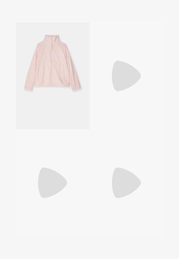 Giacca zip-up rosa chiaro realizzata in tessuto morbido. Presenta un colletto alto, due tasche frontali e un logo discreto sul petto.; Top in cotone bianco a coste con pizzo sul collo e sulle maniche. Presenta una texture morbida e una forma aderente. Etichetta del marchio visibile all'interno.; Pantaloni beige su misura con design a gamba dritta, realizzati in tessuto leggero. Presentano pieghe frontali e una cintura classica.; Sneaker bianchi in rete con accenti argento e suola testurizzata, posizionati su una superficie rossa, abbinati a pantaloni a scacchi.