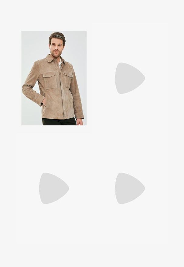 Leren tan suède jasje met een knoopsluiting aan de voorkant, twee borstzakken en lange mouwen. Gladde textuur met een relaxte pasvorm en een puntige kraag.; Witte t-shirt met korte mouwen, gemaakt van katoen, met een ronde halslijn en een relaxte pasvorm. Gladde textuur, zonder zichtbare patronen of accenten.; Zwarte broeken met een recht model, gemaakt van een gladde stof. Voorzien van een voorplooien en een enkele knoopsluiting bij de taille.; Zwarte leren enkelboots met een vetersluiting aan de voorkant, gele stiksels, een ronde neus en een dikke, gestructureerde rubberen zool.