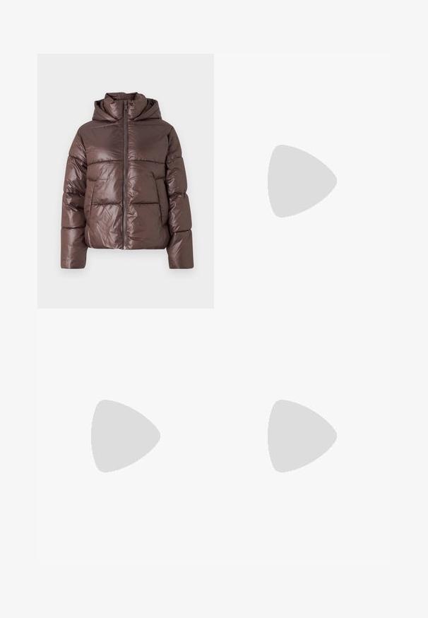 Brun puffersjakke med en blank finish, glidelås foran, høy krage og lange ermer. Polstret design med horisontale sømdetaljer.; Svart bomulls T-skjorte med korte ermer, med en liten rosa sommerfugl grafikk på venstre bryst. Crew-neck design med en avslappet passform.; Bredde ben jeans med en lyseblå til mørkeblå gradient, høyt liv, beltehemper og et matchende belte i samme stoff. Teksturert denimoverflate.; Svarte lærplattformsko med kraftig blokkhell, rund tå og tradisjonell snøring. Har en jevn tekstur og minimal detaljering.; Svart lær hobo-veske med glatt tekstur, buet form og enkelt justerbart stropp; har en bred åpning på toppen.